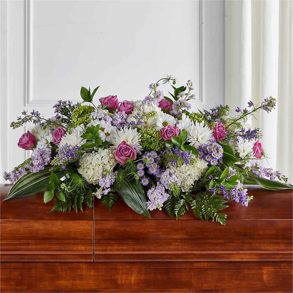 Arreglo floral para ataúd "Praderas de serenidad"